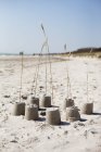 Песчаные замки, украшенные морской травой — стоковое фото