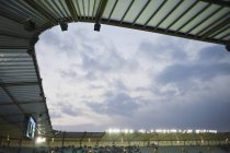 Стадион против облачного неба — стоковое фото