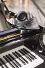 Cuffie su pianoforte a coda — Foto stock