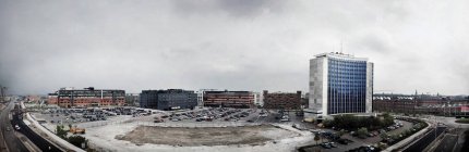 Gebäude und Parkplatz gegen den Himmel — Stockfoto