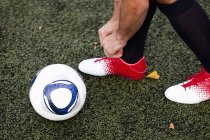 Jogador usando sapato no campo de futebol — Fotografia de Stock