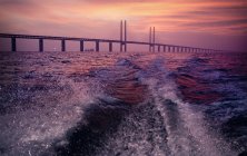 Pont suspendu par câble au-dessus de la mer — Photo de stock