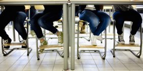Estudantes sentados em sala de aula — Fotografia de Stock
