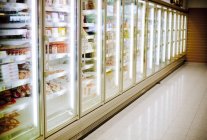 Sección refrigerada en el supermercado - foto de stock