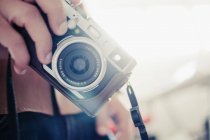Uomo in possesso di fotocamera vintage — Foto stock