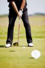 Mann spielt Golf auf Feld — Stockfoto