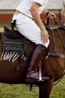 Jockey équitation cheval sur le terrain — Photo de stock