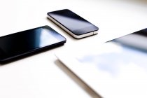 Teléfonos inteligentes y tabletas digitales - foto de stock