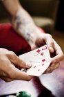 Main tenant des cartes à jouer — Photo de stock