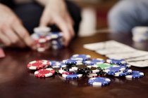 Glücksspiel-Chips auf dem Tisch — Stockfoto