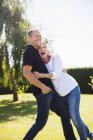 Couple joyeux profiter dans la cour arrière — Photo de stock