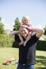 Glücklicher Vater trägt Tochter — Stockfoto