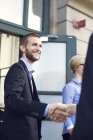 Счастливый бизнесмен пожимает руку — стоковое фото