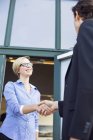 Geschäftsfrau schüttelt die Hand — Stockfoto
