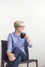 Glückliche Geschäftsfrau hält Kaffee — Stockfoto