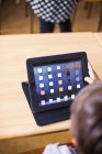 Школярка використовує цифровий планшет — стокове фото