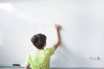 Schüler löst Mathematik — Stockfoto