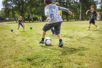 Scolari che giocano a calcio — Foto stock