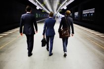 Colegas de negócios caminhando na estação ferroviária — Fotografia de Stock