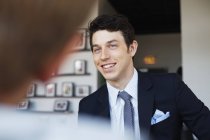 Щасливий бізнесмен на зустрічі — стокове фото