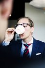 Uomo d'affari che prende un caffè al caffè — Foto stock