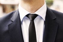 Молодой бизнесмен в костюме — стоковое фото