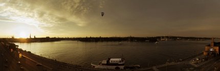 Estocolmo contra el cielo al atardecer - foto de stock