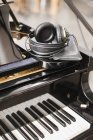 Cuffie al pianoforte in studio — Foto stock