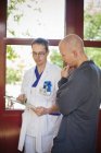 Médico discutindo com paciente masculino — Fotografia de Stock