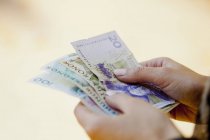 Женщина держит датскую бумажную валюту — стоковое фото