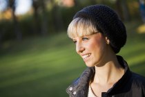 Femme portant un chapeau en tricot — Photo de stock