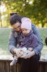 Mutter hilft Baby-Mädchen — Stockfoto