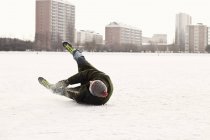 Hombre caído en pista de hielo — Stock Photo