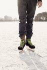Homme patinage sur glace sur la patinoire au parc — Photo de stock