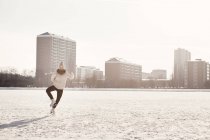 Женщина катается по льду — стоковое фото
