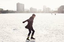 Uomo pattinaggio su pista di ghiaccio — Foto stock