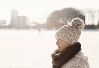 Женщина в парке зимой — стоковое фото