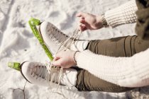 Donna legatura pattinaggio sul ghiaccio pizzo — Foto stock