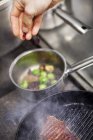 Heftiges Kochen an der gewerblichen Küchentheke — Stockfoto