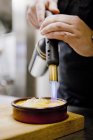 Chef caramélisant crème brulée — Photo de stock