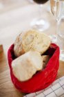 Pane in contenitore sul tavolo del ristorante — Foto stock
