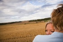 Paar umarmt sich auf dem Feld — Stockfoto