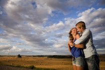 Fröhliches Paar auf dem Feld — Stockfoto