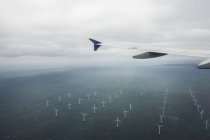 Туманное поле с ветряными турбинами — стоковое фото