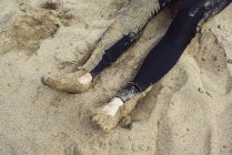 Серфер, лежащий на пляже — стоковое фото