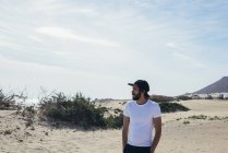 Молодий чоловік стоїть у пустелі — стокове фото