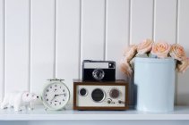 Relógio vintage e câmera na prateleira — Fotografia de Stock