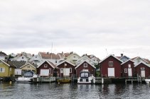 Деревянные дома рядом с гаванью — стоковое фото