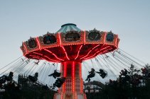 Carrossel girando no parque de diversões — Fotografia de Stock