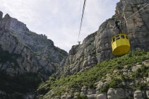 Funivia gialla in montagna — Foto stock